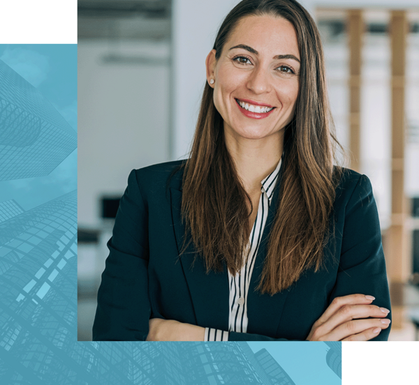 Frau in dunklem Blazer über gestreifter Bluse, die die Arme verschränkt