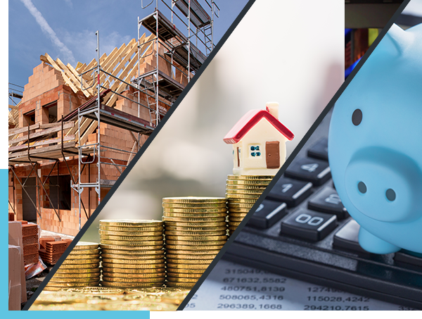 schräg dreigeteiltes Bild – links der Rohbau eines Hauses, in der Mitte gestapelte Münzen mit einem kleinen Hausmodell, rechts ein Sparschwein auf einem Taschenrechner